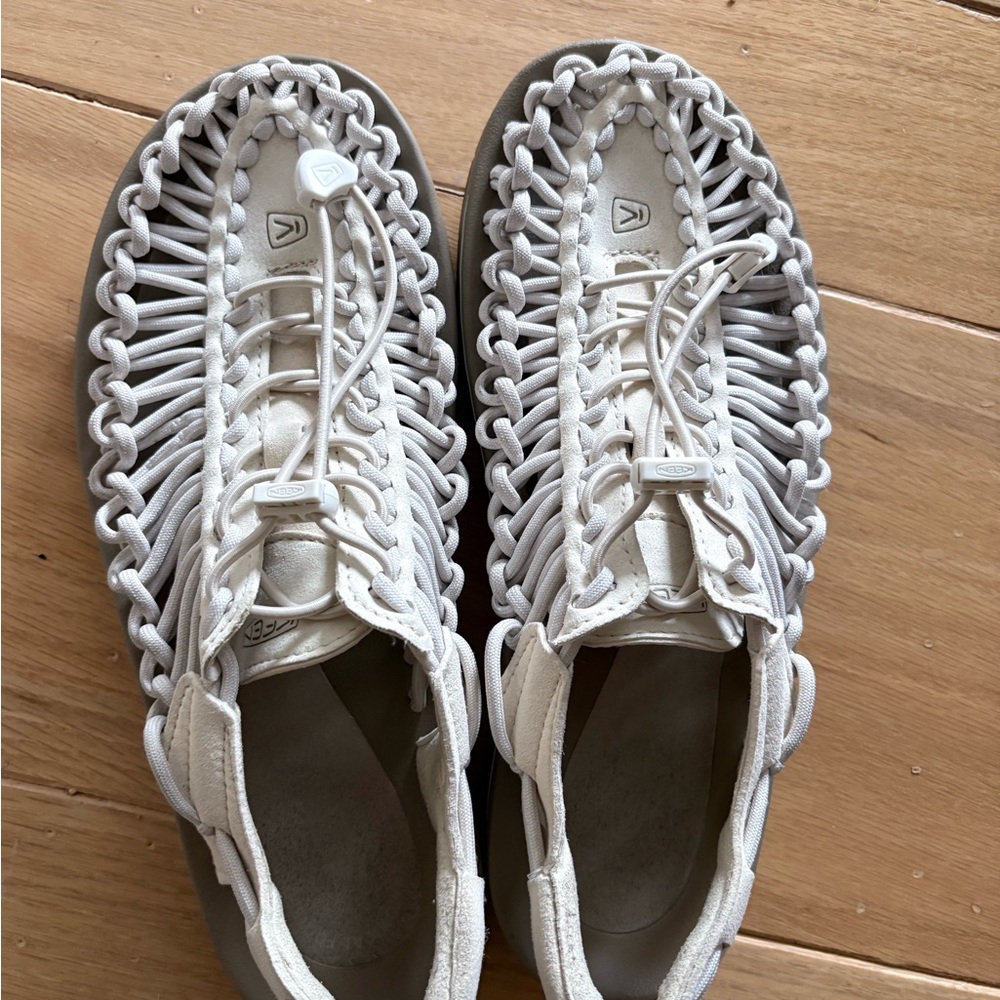 Women's UNEEK Sneaker | White Cap/Cornstalk 9.5